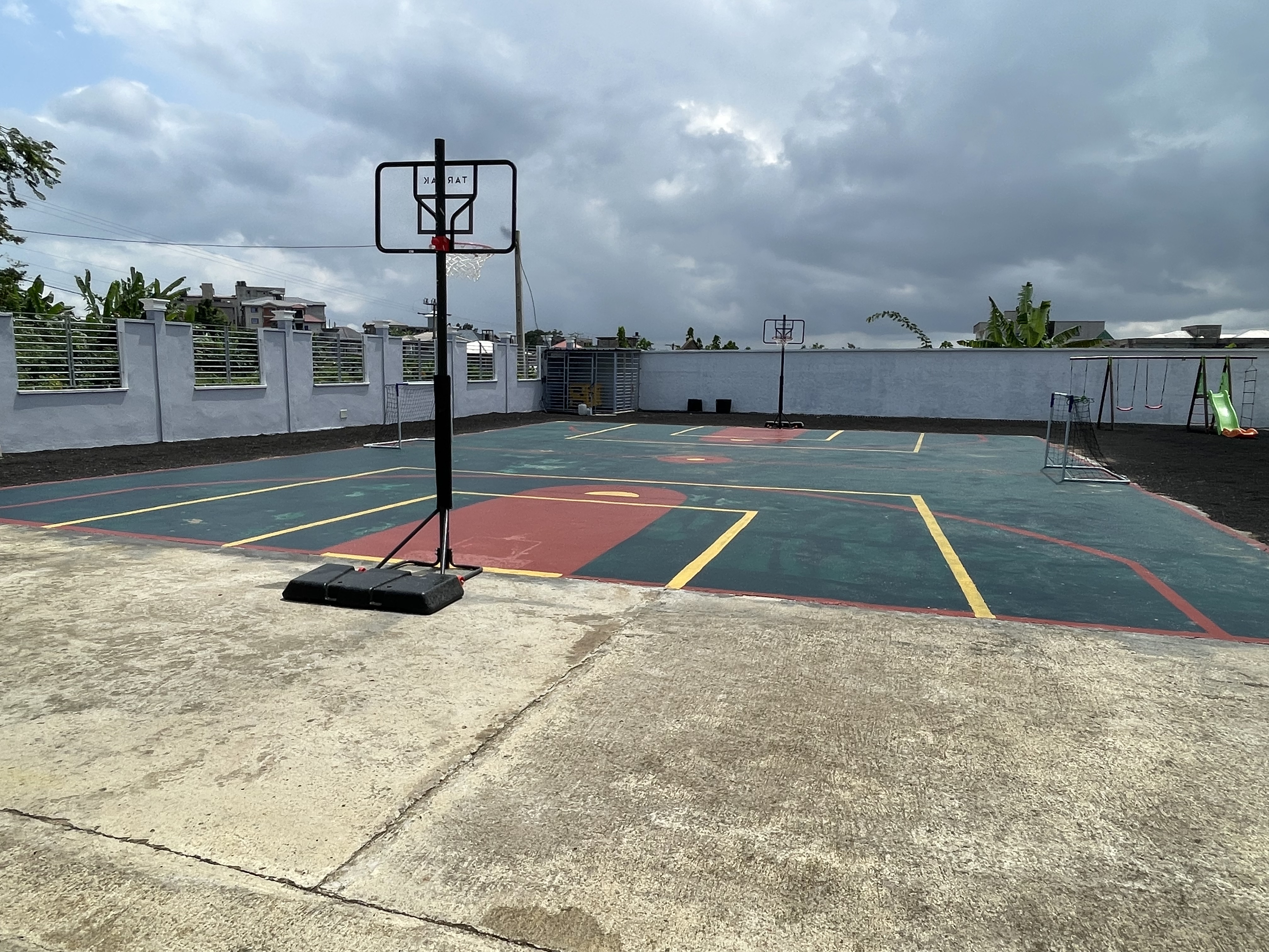 Terrain de sport et de basketball - Groupe Scolaire Bilingue Queen Mary